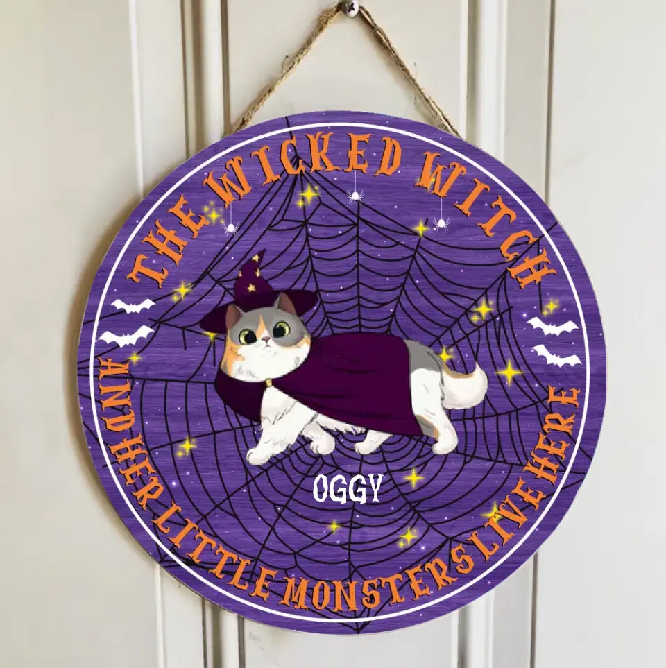 Letrero de madera personalizado para puerta - Aquí viven la Bruja Malvada y los Pequeños Monstruos - Regalo de Halloween para amantes de las mascotas, amantes de los gatos
